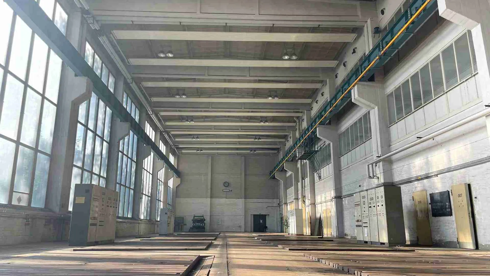 Vielseitige Industriehalle mit Krananlage und Büroflächen