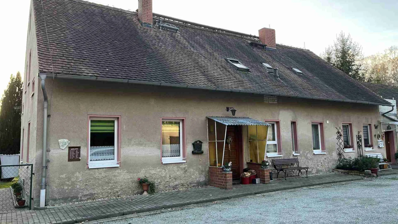Zweifamilienhaus in idyllischer Landschaft mit einem Hektar Land