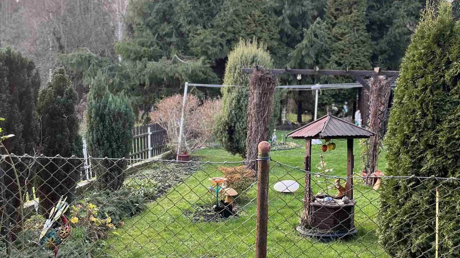 Zweifamilienhaus in idyllischer Landschaft mit einem Hektar Land