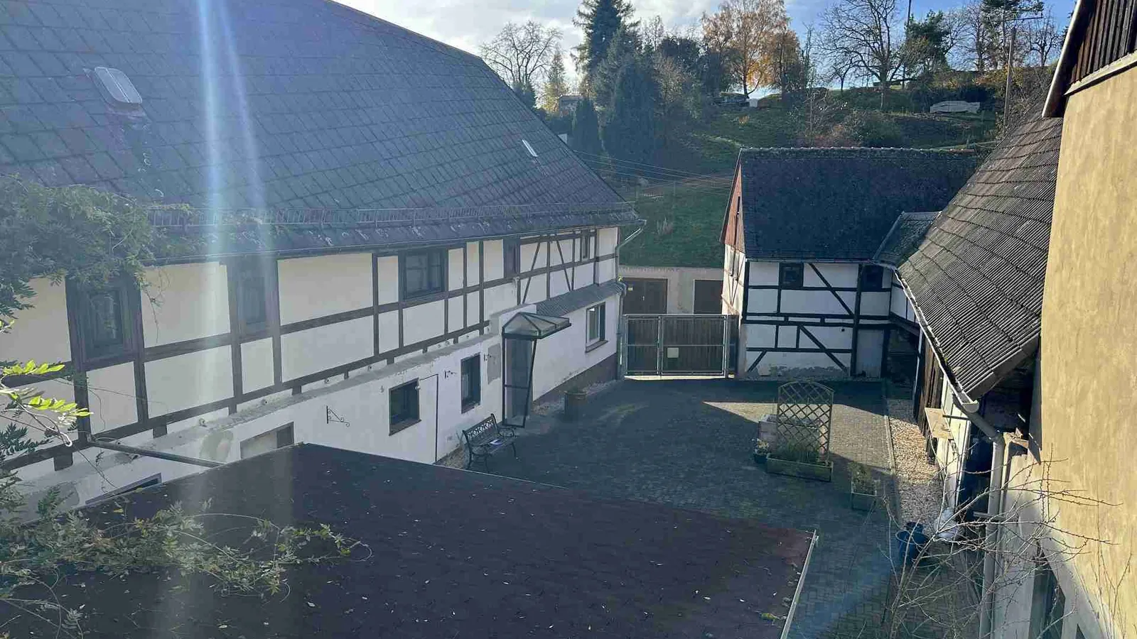 Historisches Fachwerkhaus mit gemütlichem Innenhof und ruhiger Lage in Wendishain.