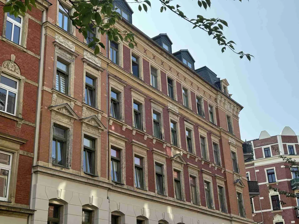 Perfekte WG-Wohnung für Studenten: Helle 3-Raum-Dachgeschosswohnung mit Balkon, Aufzug und EBK