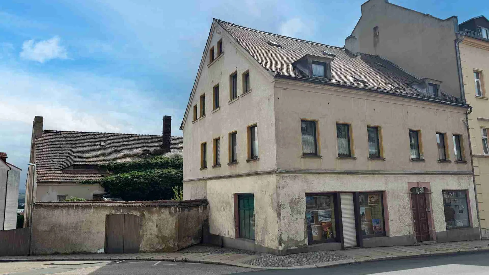 Charmantes Dreiparteienhaus mit großem Grundstück und Entwicklungspotenzial