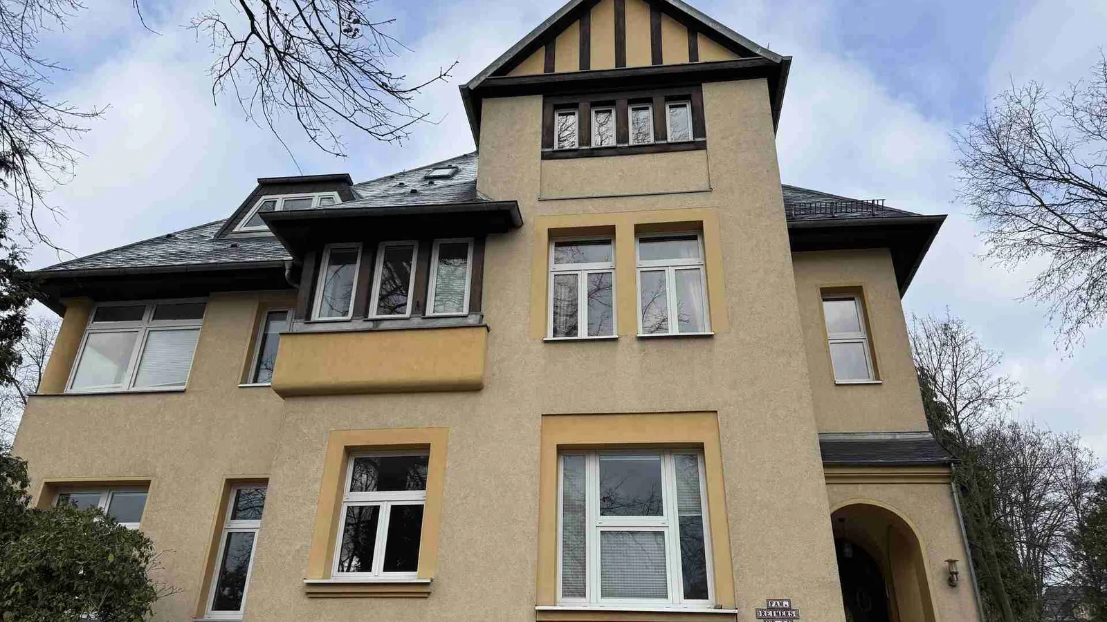 Exklusives Wohnerlebnis: großzügige Stadtvilla mit historischer Ausstattung und Gartenparadies