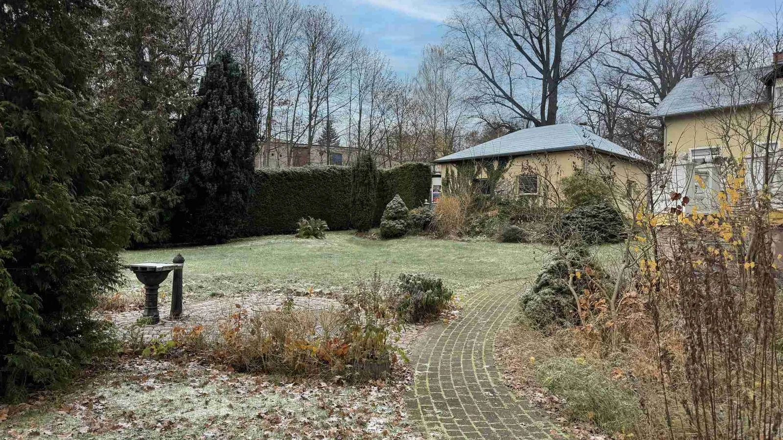 Exklusives Wohnerlebnis: großzügige Stadtvilla mit historischer Ausstattung und Gartenparadies