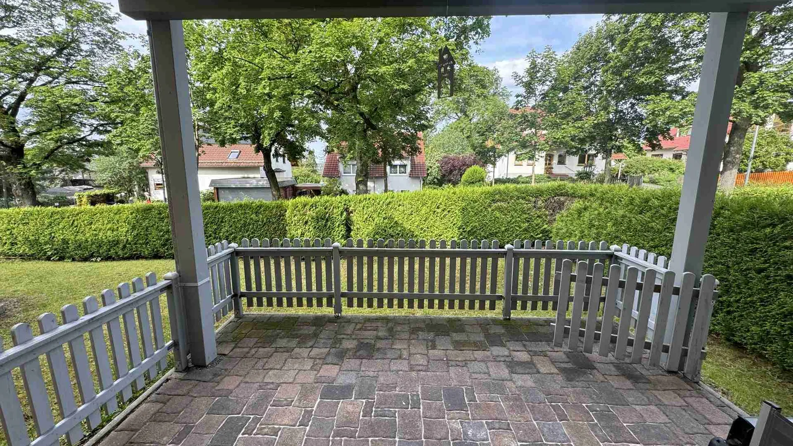 Exklusive, modernisierte 4-Zimmer-Wohnung mit Terrasse, Garten und Garage