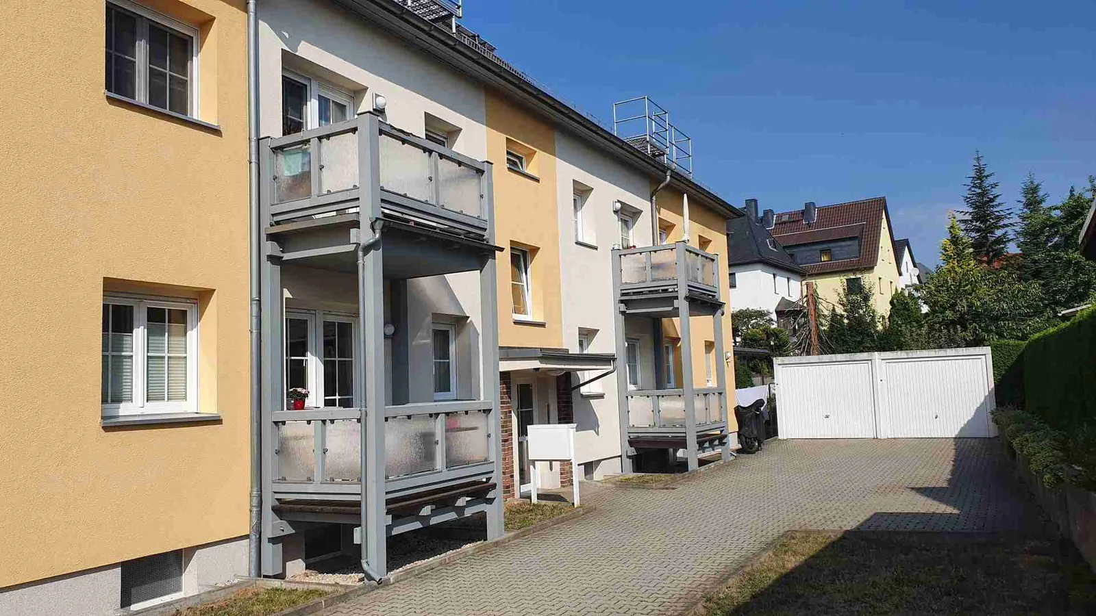 Exklusive, modernisierte 4-Zimmer-Wohnung mit Terrasse, Garten und Garage