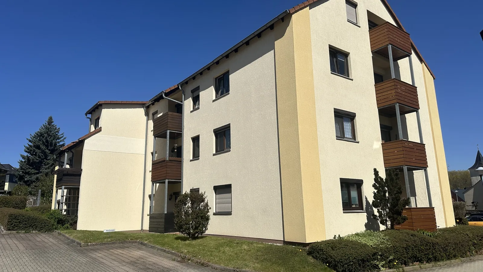Attraktive Kapitalanlage mit ca. 9,88% Soll-Rendite – 2-Zimmer-Dachgeschosswohnung in Oelsnitz