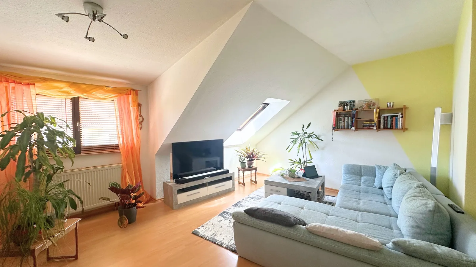 Attraktive Kapitalanlage mit ca. 9,88% Soll-Rendite – 2-Zimmer-Dachgeschosswohnung in Oelsnitz