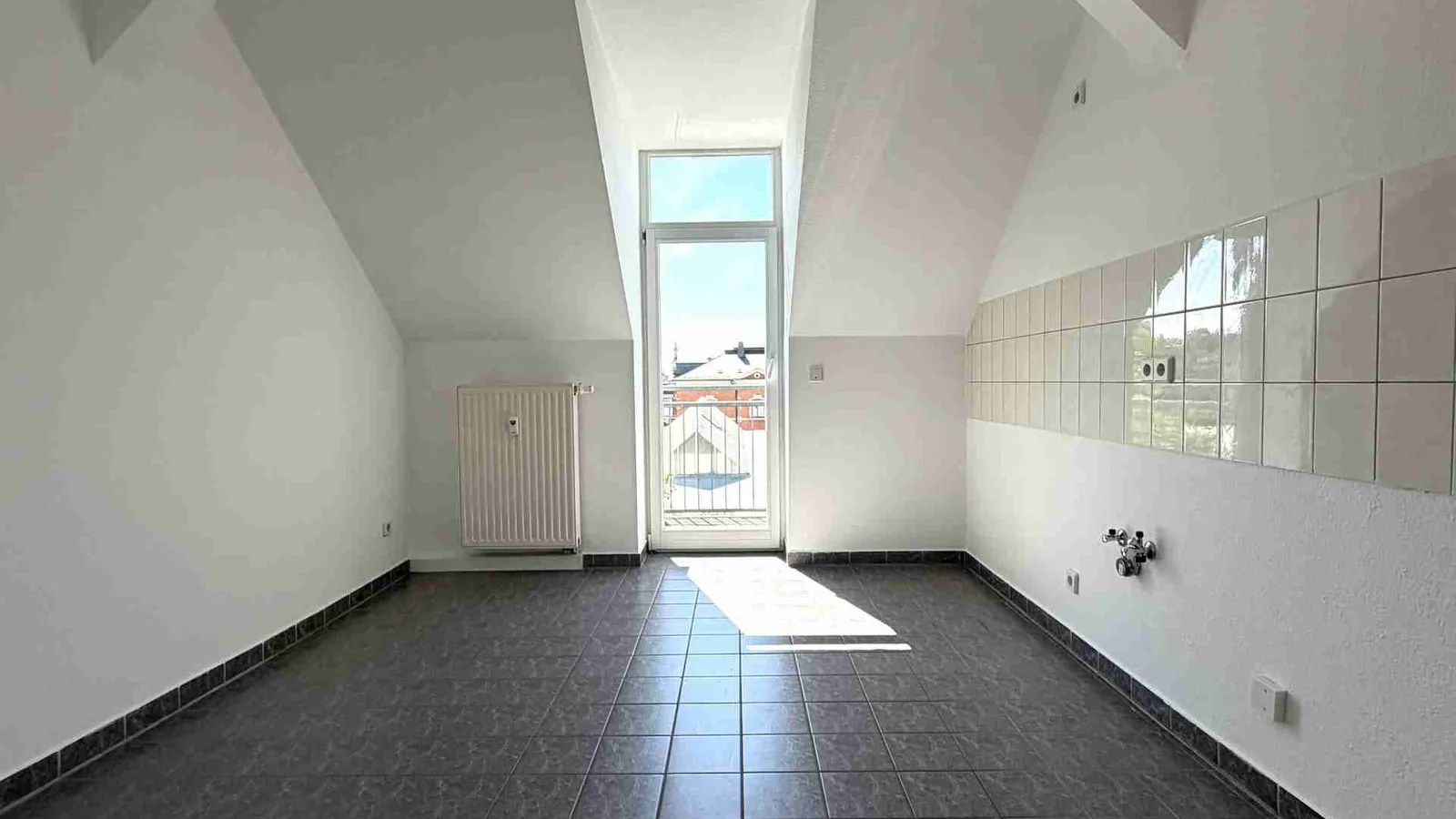 Attraktive 2-Zimmer-Dachgeschosswohnung mit Süd-West-Balkon auf dem Kaßberg
