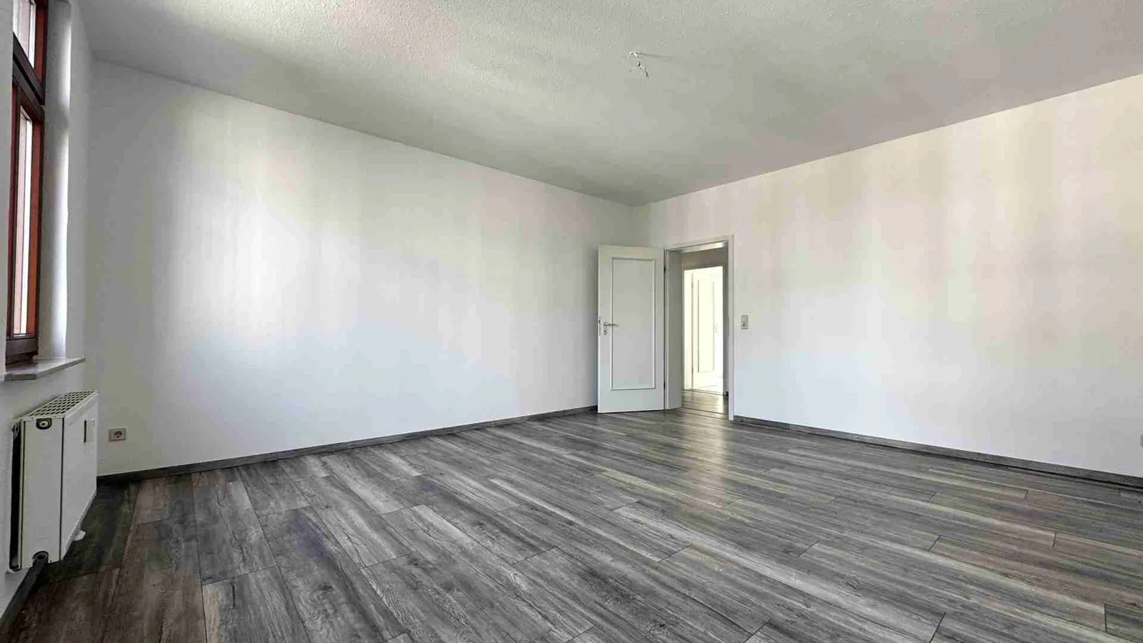 Helle 2-Raum-Wohnung mit Tageslichtbad, Einbauküche und Gemeinschaftsgarten
