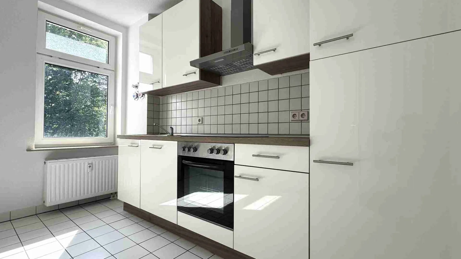 Helle 2-Raum-Wohnung mit Tageslichtbad, Einbauküche und Gemeinschaftsgarten