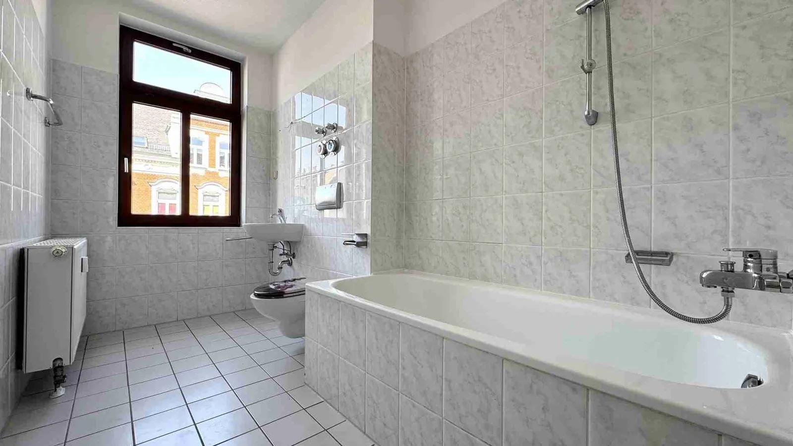 Helle 2-Raum-Wohnung mit Tageslichtbad, Einbauküche und Gemeinschaftsgarten
