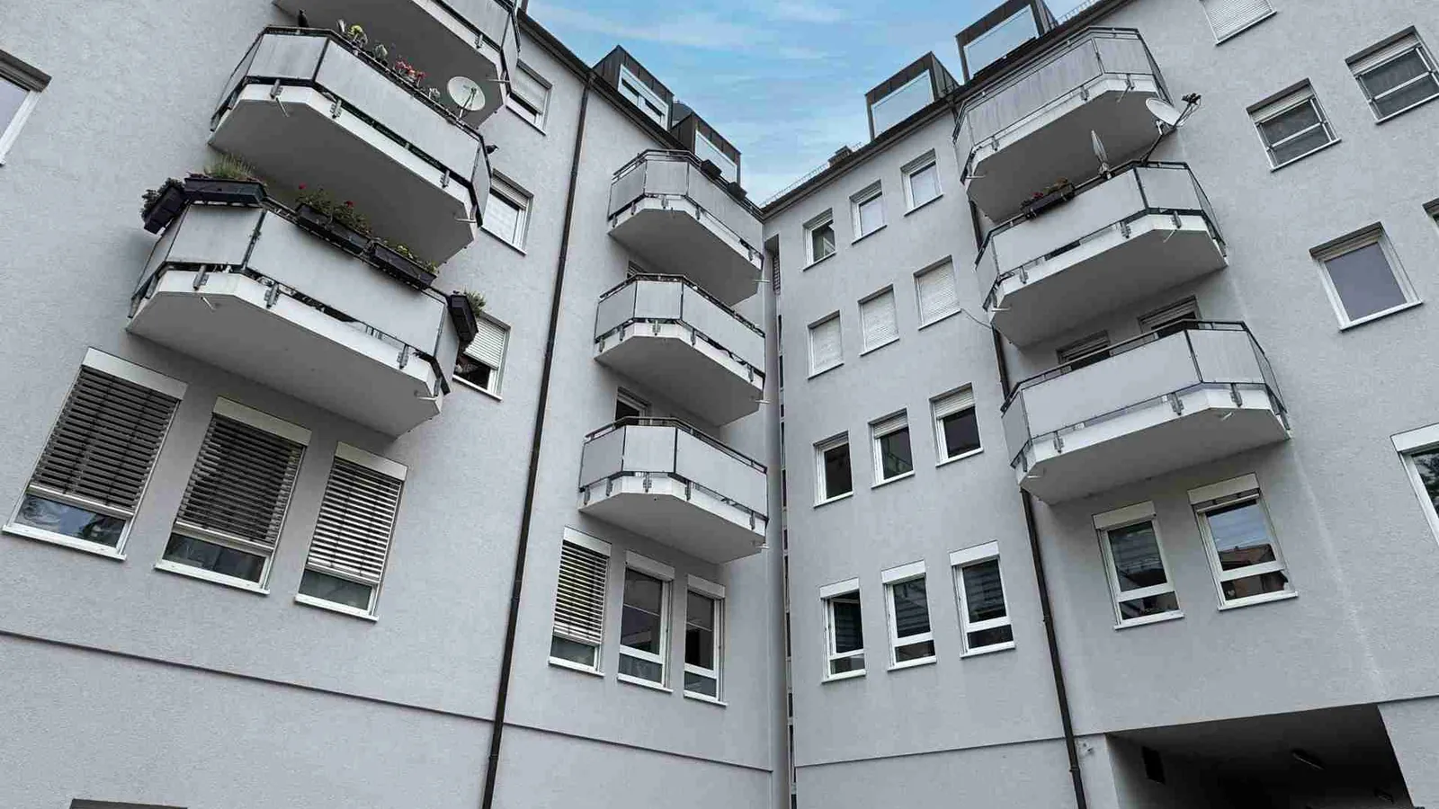 Kapitalanlage mit starker 6,95 % Rendite – 2-Zimmer-Wohnung inkl. Balkon, Tiefgaragenstellplatz und Einbauküche