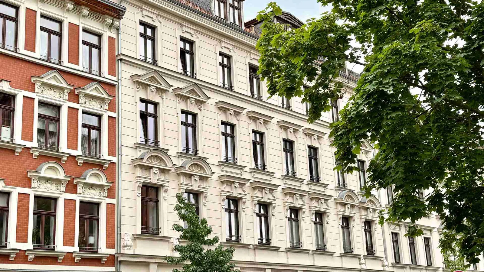 Vermietete Altbauwohnung mit hochwertiger Ausstattung und großzügigem Ost-Balkon