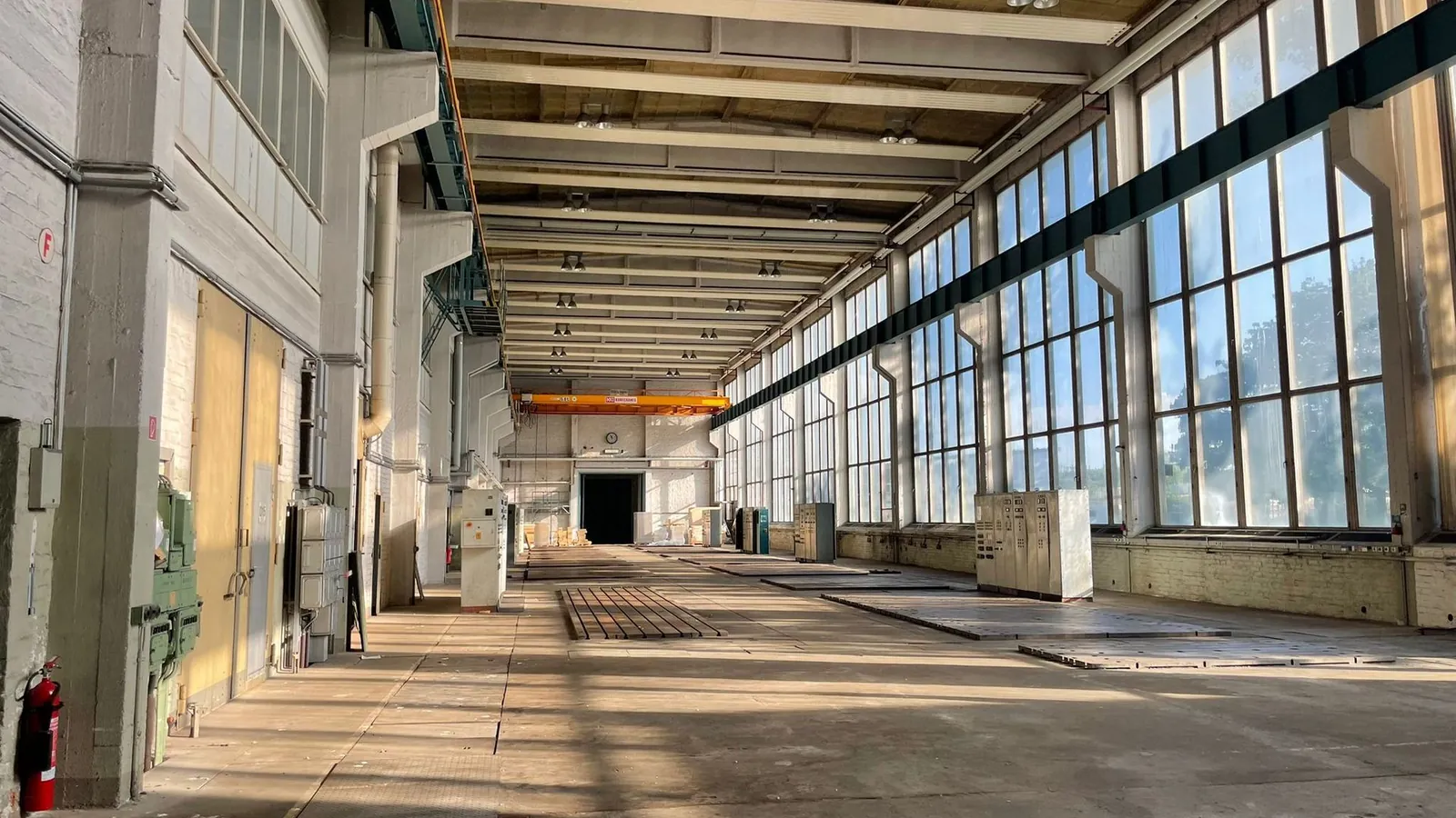 Vielseitige Industriehalle mit Krananlage und Büroflächen