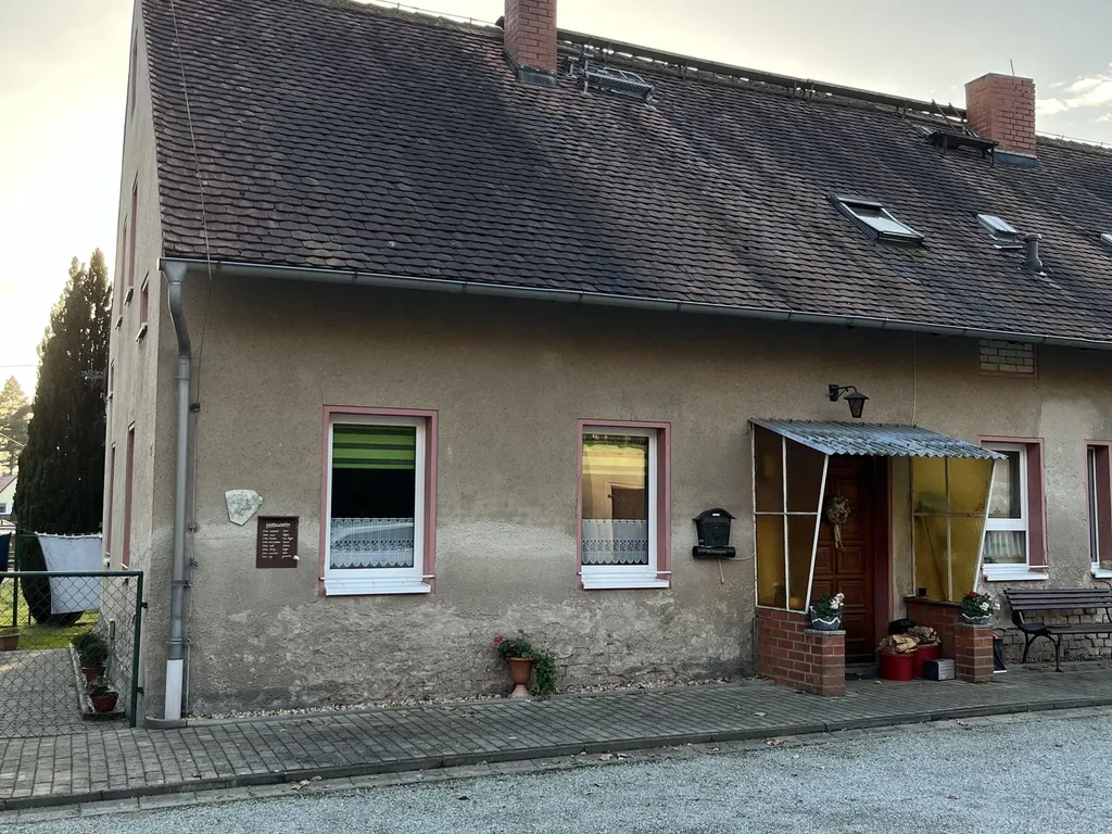 Zweifamilienhaus in idyllischer Landschaft mit einem Hektar Land