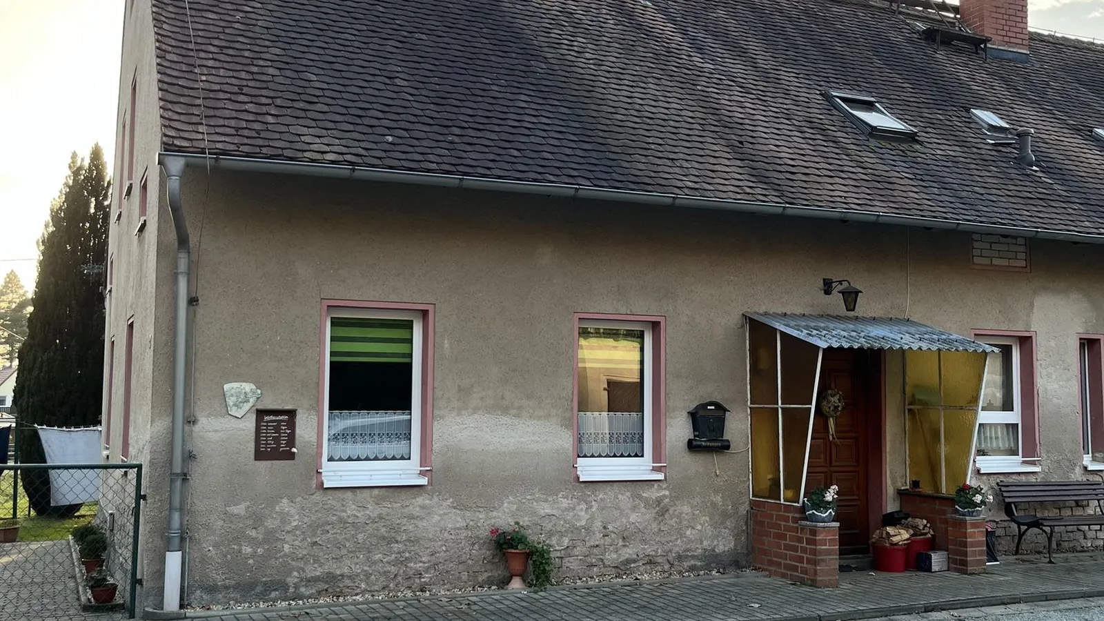 Zweifamilienhaus in idyllischer Landschaft mit einem Hektar Land