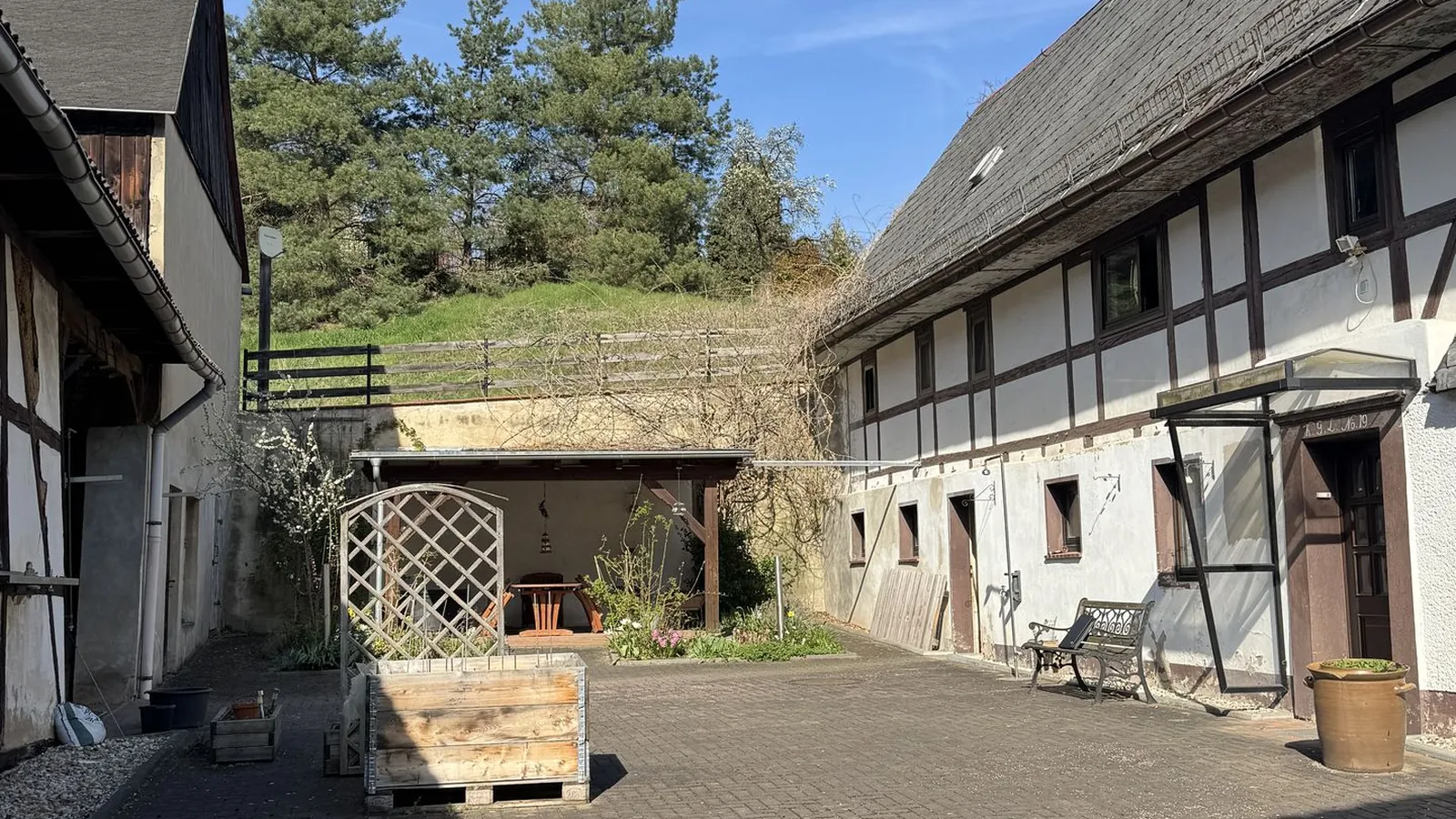 Historisches Fachwerkhaus mit gemütlichem Innenhof und ruhiger Lage in Wendishain.
