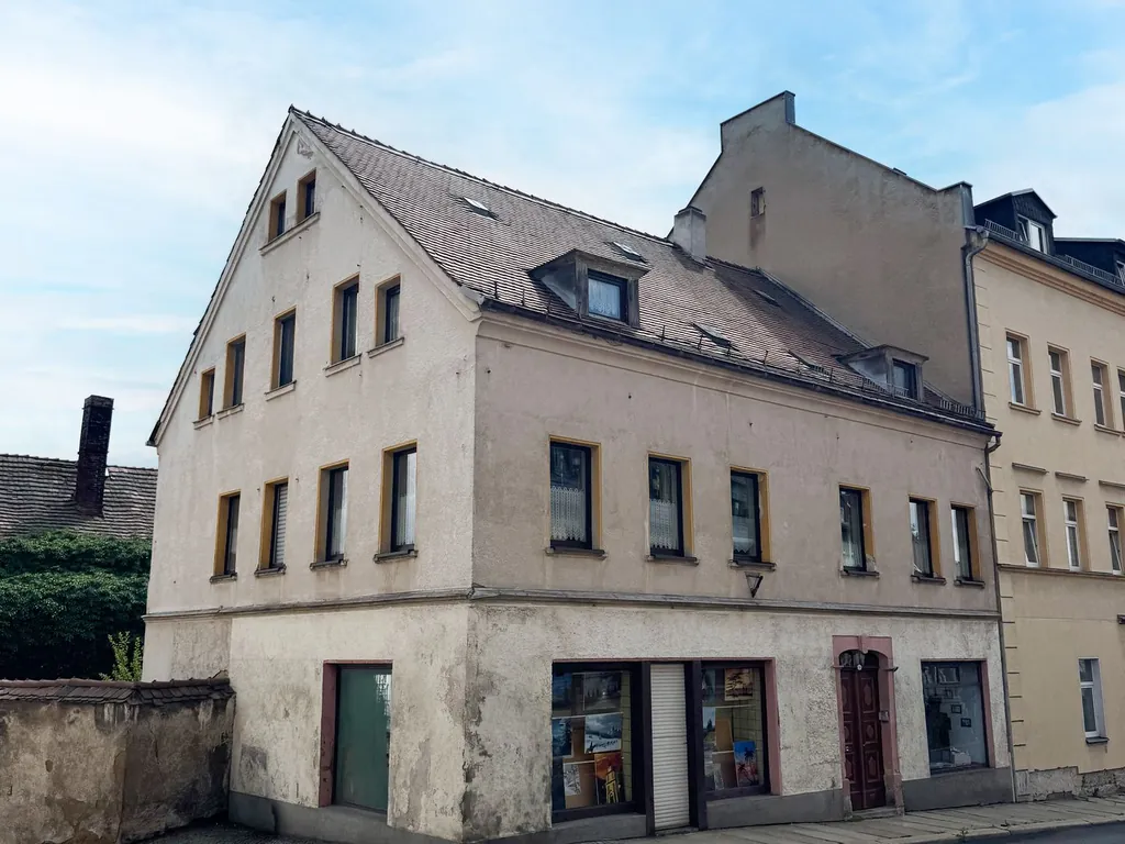 Charmantes Dreiparteienhaus mit großem Grundstück und Entwicklungspotenzial