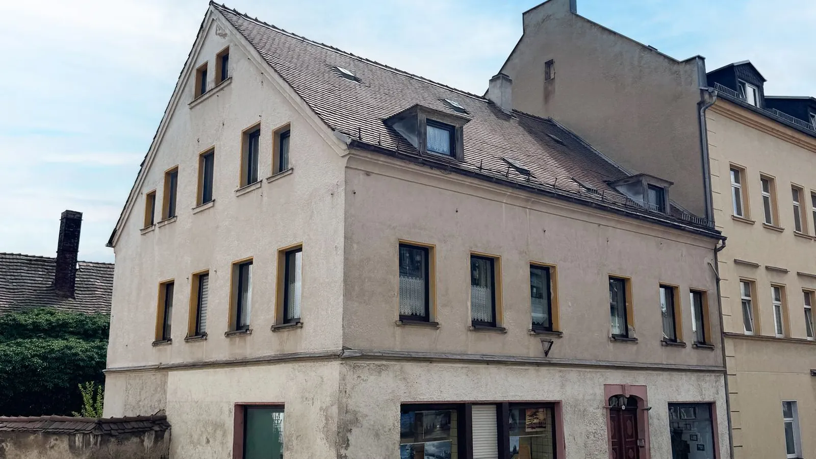 Charmantes Dreiparteienhaus mit großem Grundstück und Entwicklungspotenzial