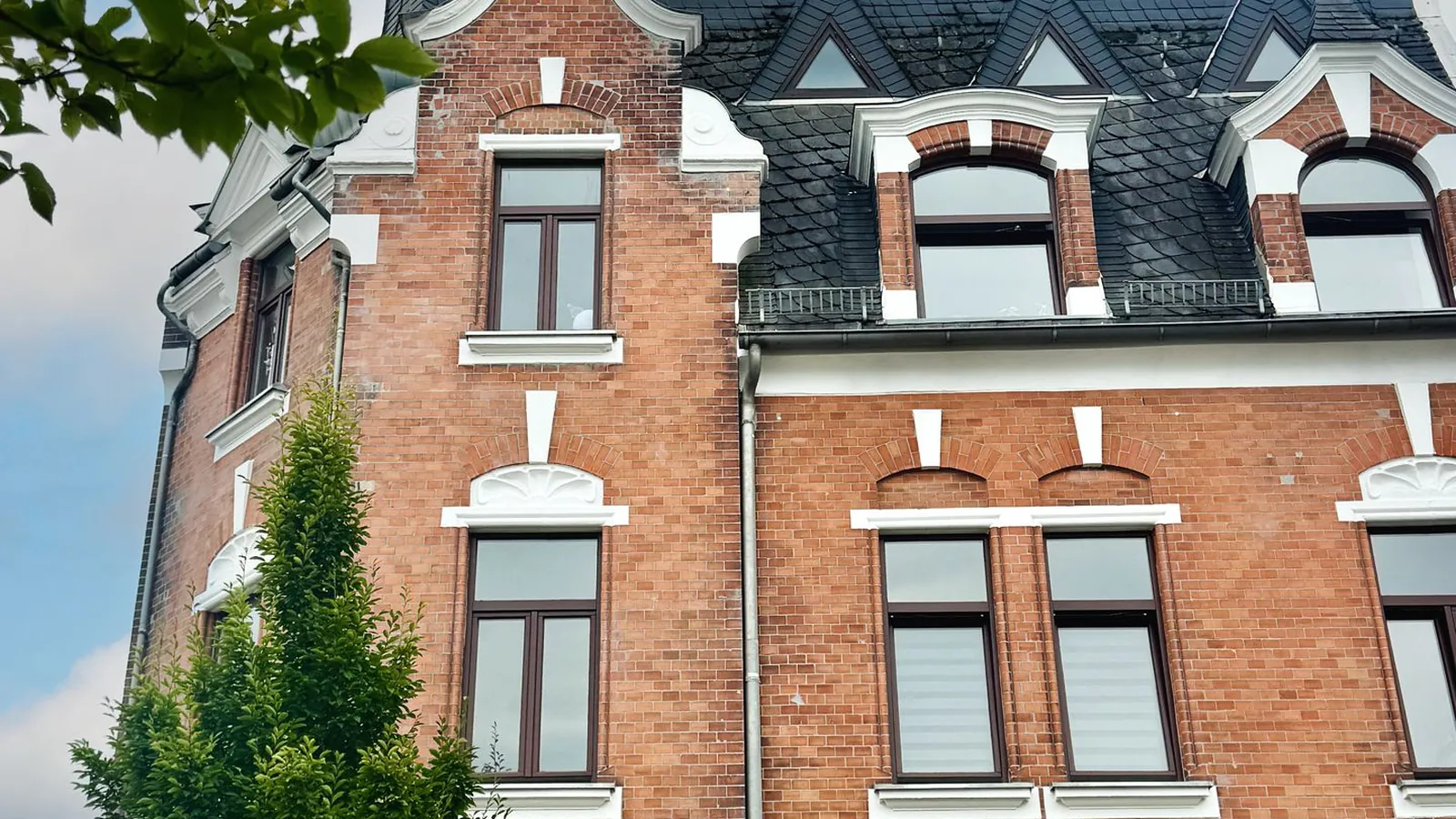 Sicher vermietet & modernisiert: Mehrfamilienhaus in Crimmitschau mit Ausbaureserve im Dachgeschoss