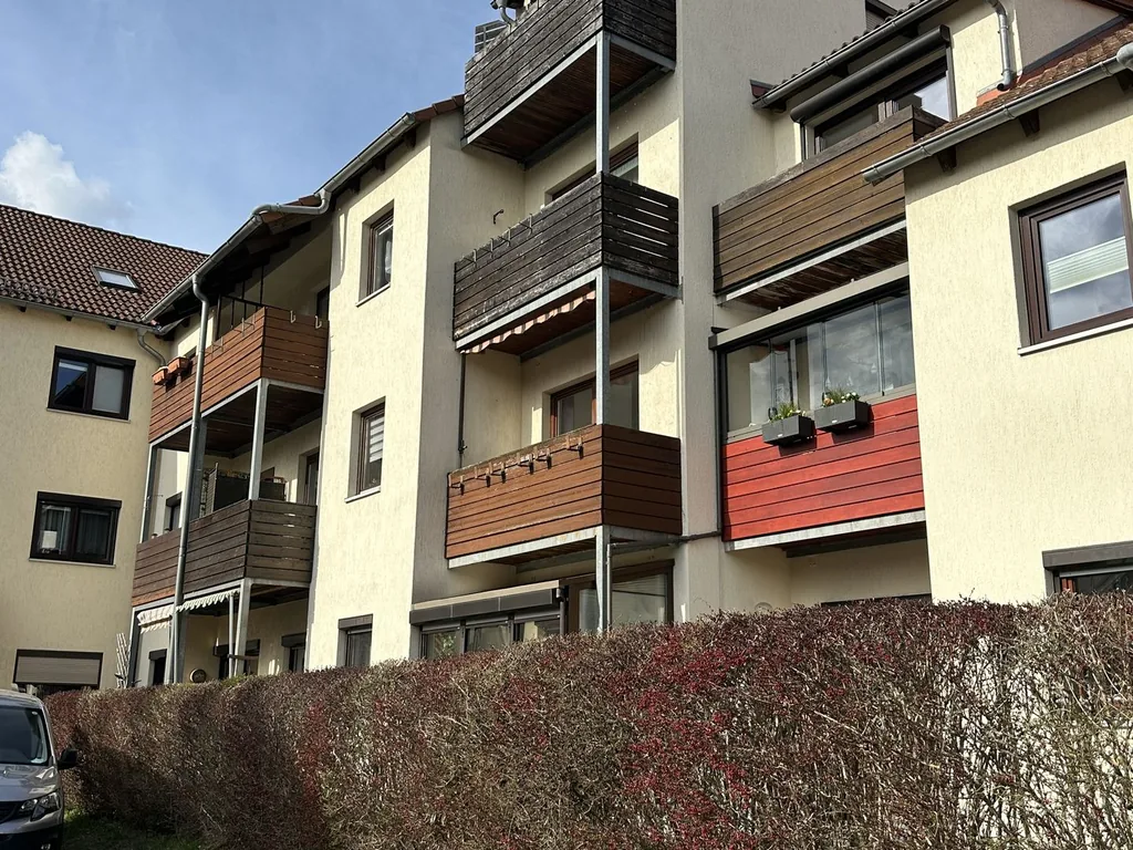 Attraktive Kapitalanlage mit soliden Mieteinnahmen: 3-Zimmer-Terrassenwohnung in Oelsnitz