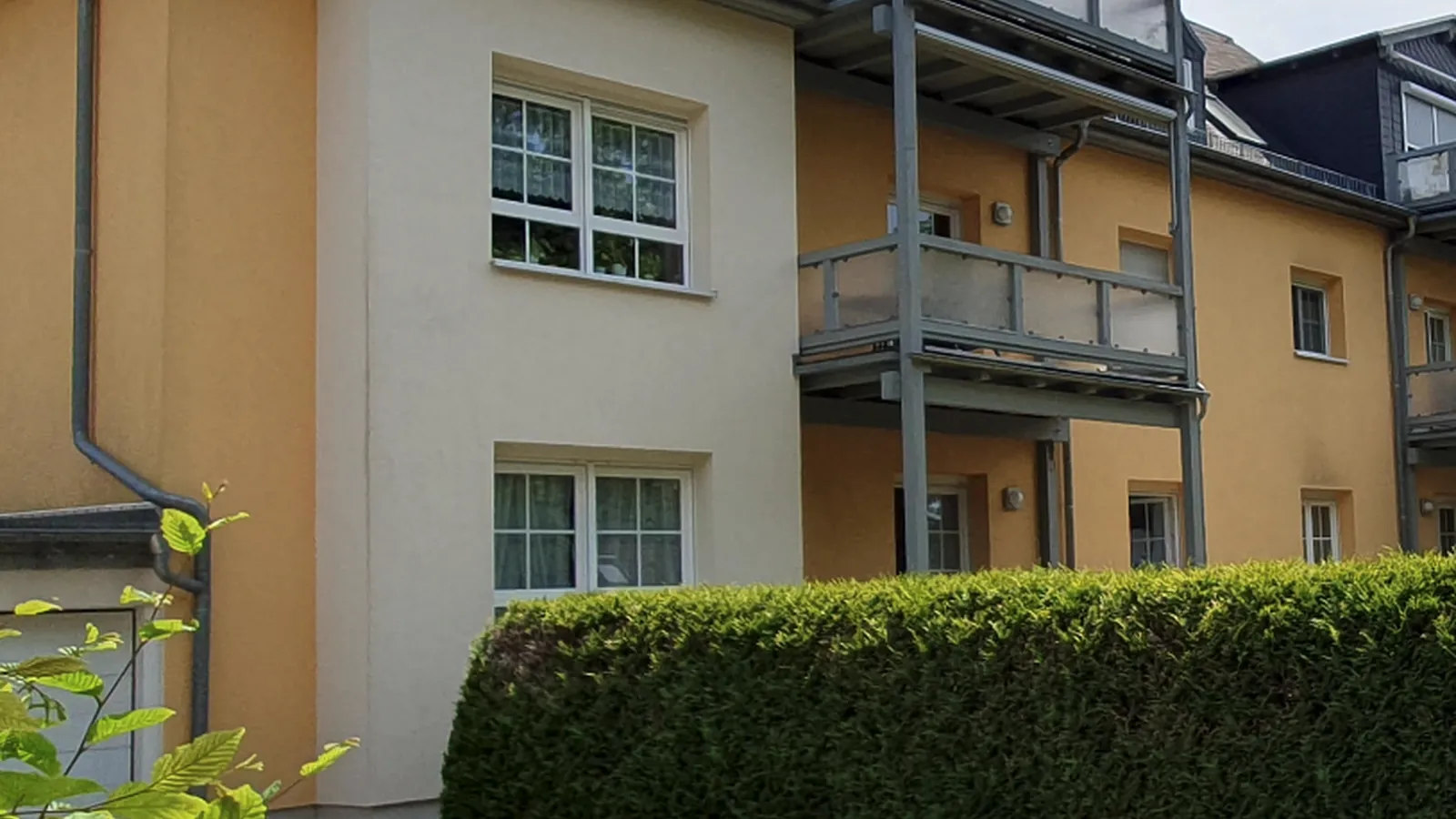 Exklusive, modernisierte 4-Zimmer-Wohnung mit Terrasse, Garten und Garage