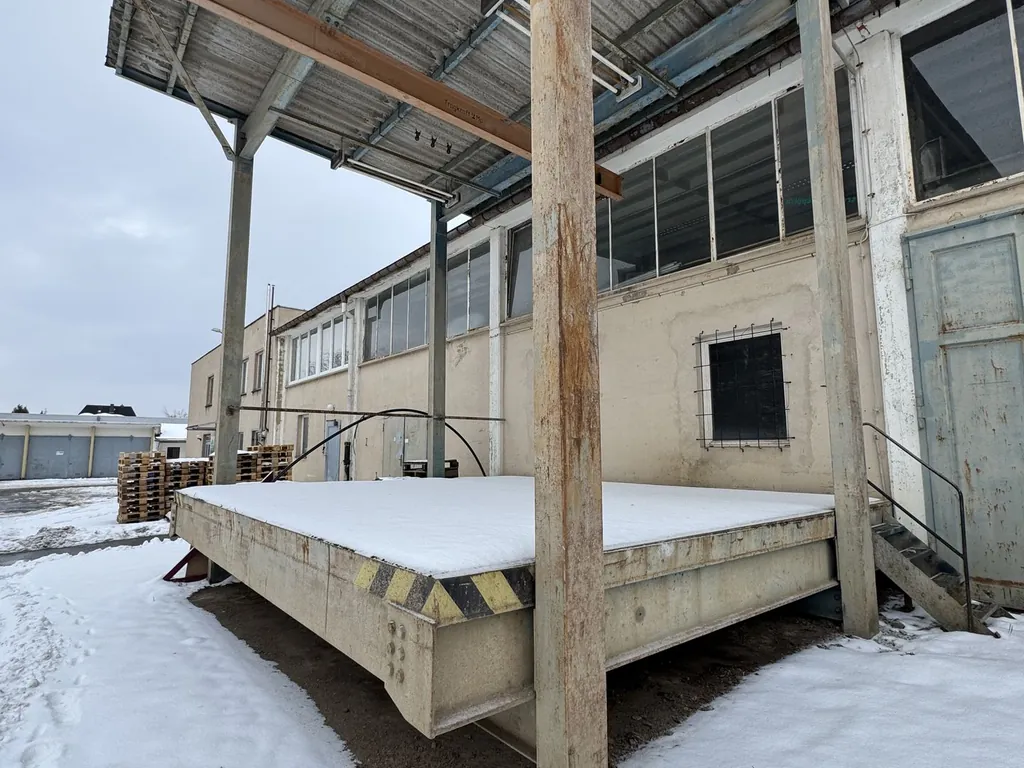 Vielfältig nutzbare Industriehalle mit Kranstrecke und Rampenfläche in Altchemnitz