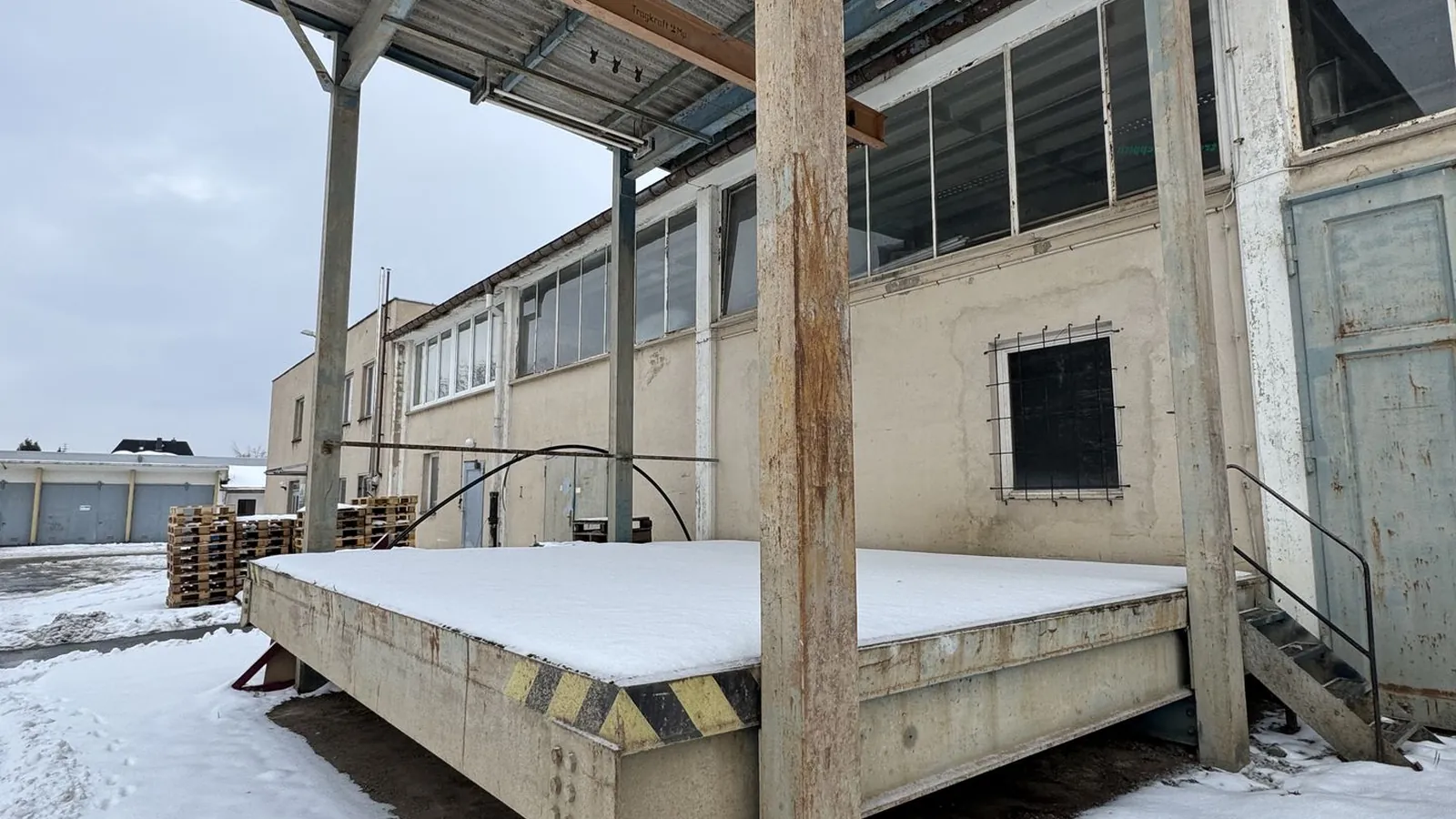 Vielfältig nutzbare Industriehalle mit Kranstrecke und Rampenfläche in Altchemnitz