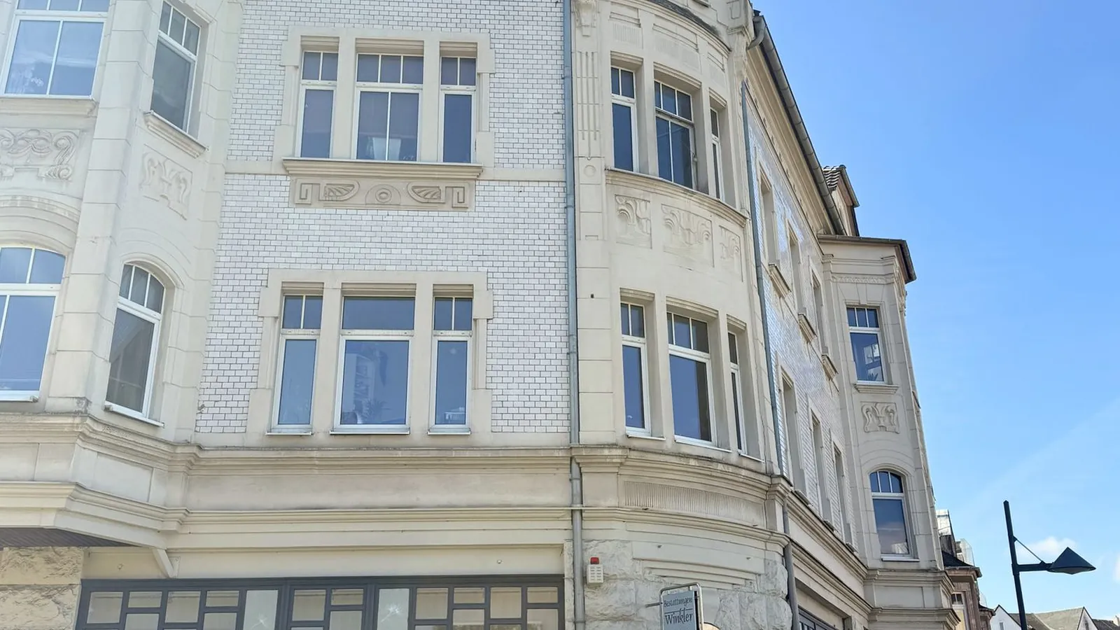 Attraktive Gewerbeeinheit mit flexibler Raumaufteilung und großer Fensterfront