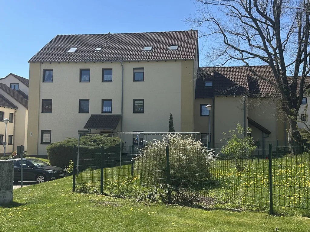 Attraktive Kapitalanlage mit ca. 9,88% Soll-Rendite – 2-Zimmer-Dachgeschosswohnung in Oelsnitz