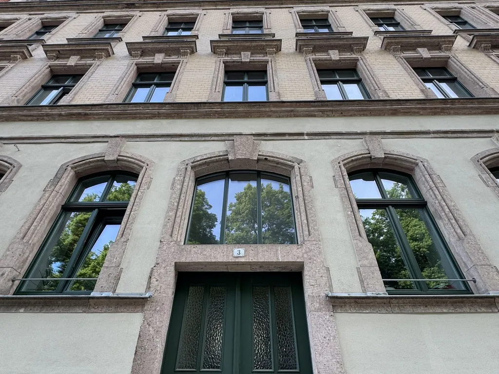Wohnen am Schlossteich - attraktive 3-Zimmer-Wohnung mit großzügigem Balkon und Parkettfußboden
