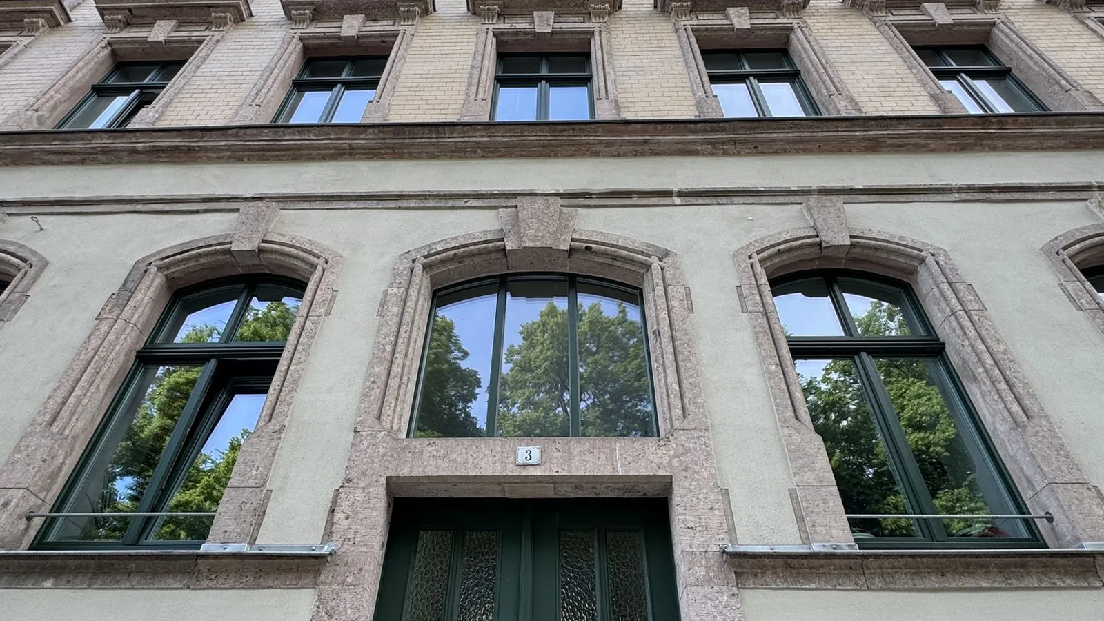 Wohnen am Schlossteich - attraktive 3-Zimmer-Wohnung mit großzügigem Balkon und Parkettfußboden