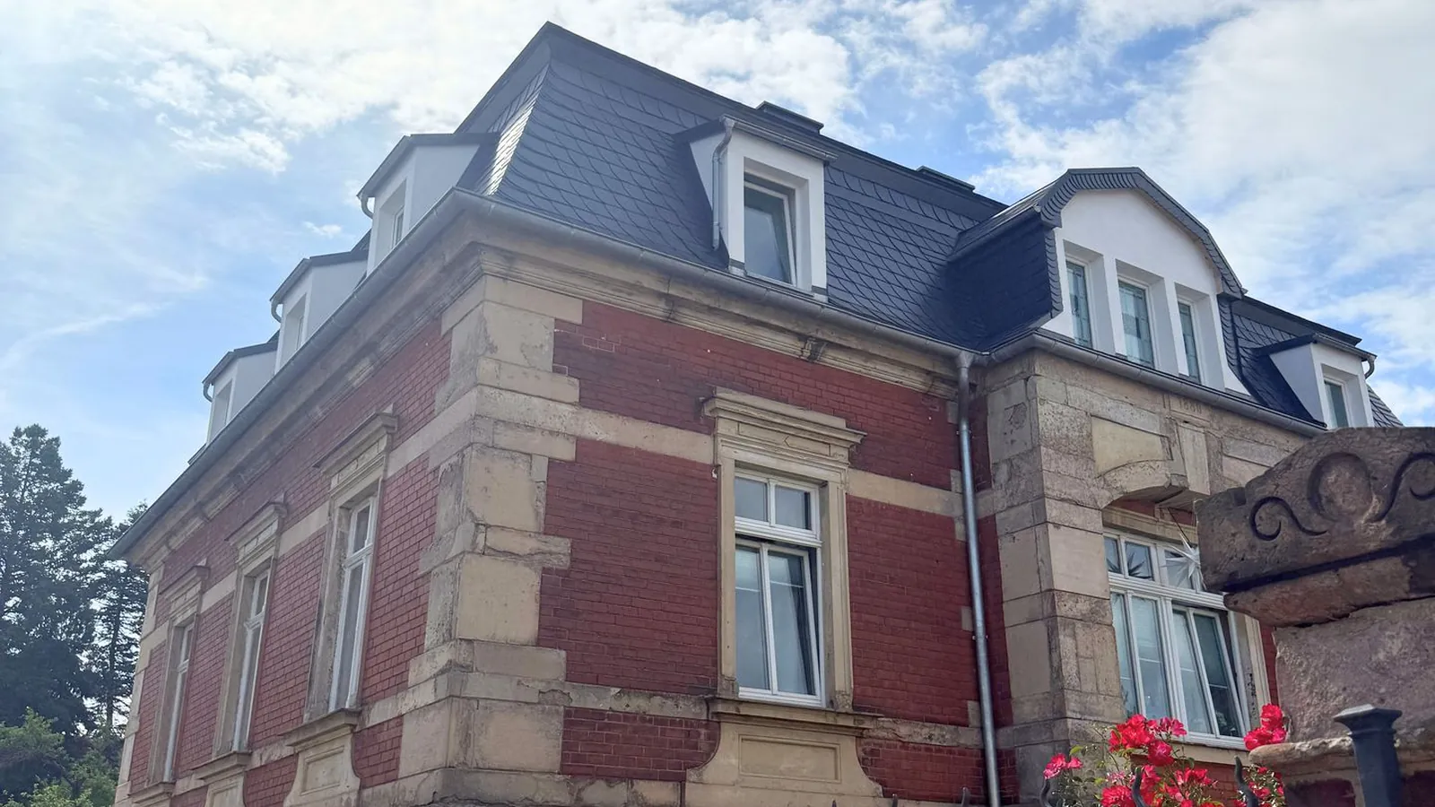 Erstbezug nach Modernisierung: Exklusive Bürofläche im Dachgeschoss einer denkmalgeschützten Villa