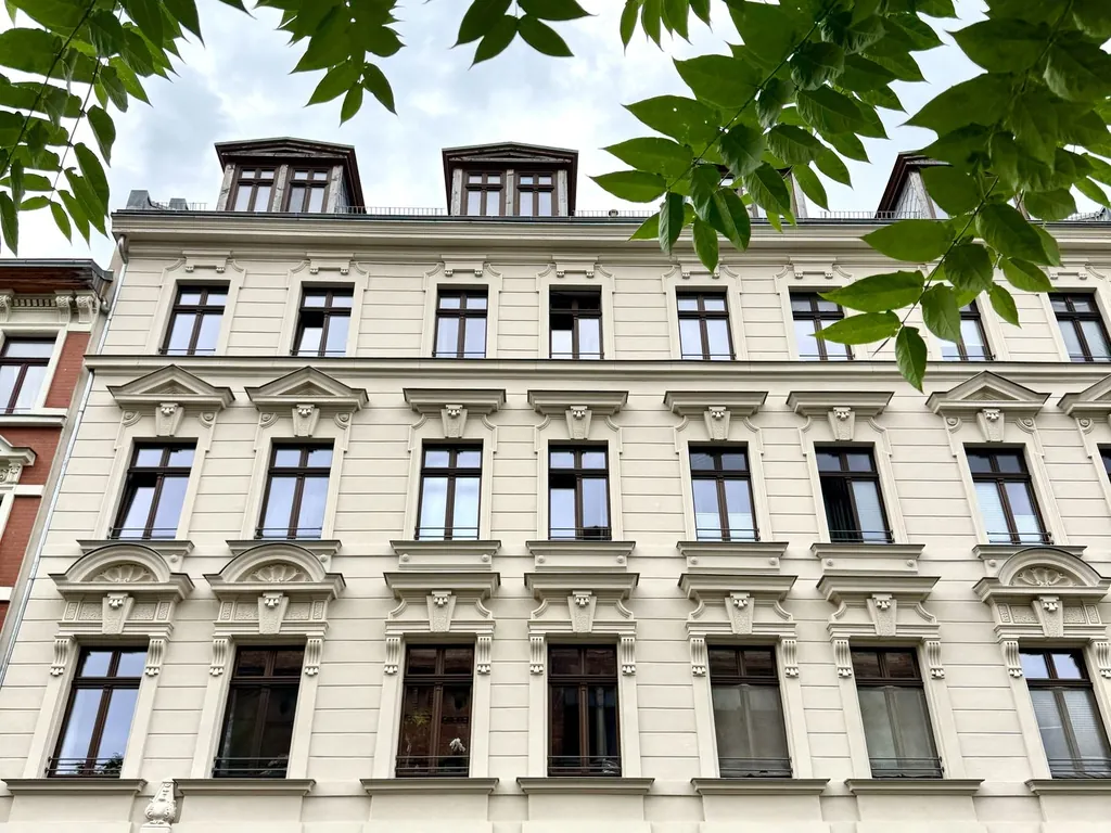 Vermietete Altbauwohnung mit hochwertiger Ausstattung und großzügigem Ost-Balkon
