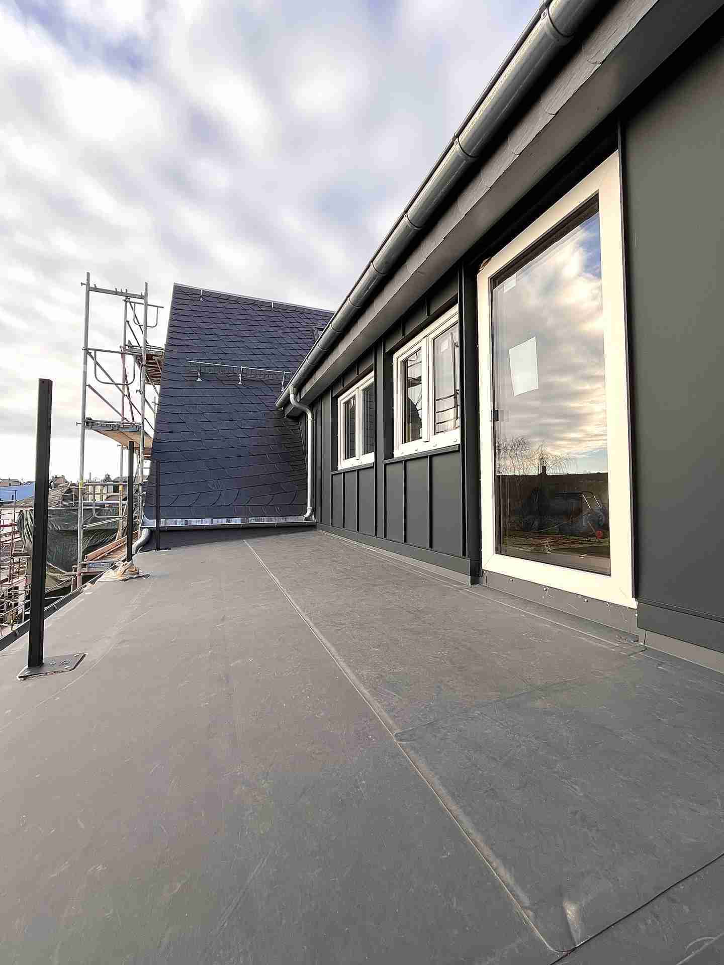 Erstbezug: 3-Raum-Wohnung mit XXL-Dachterrasse, Homeoffice-Bereich und Ankleide