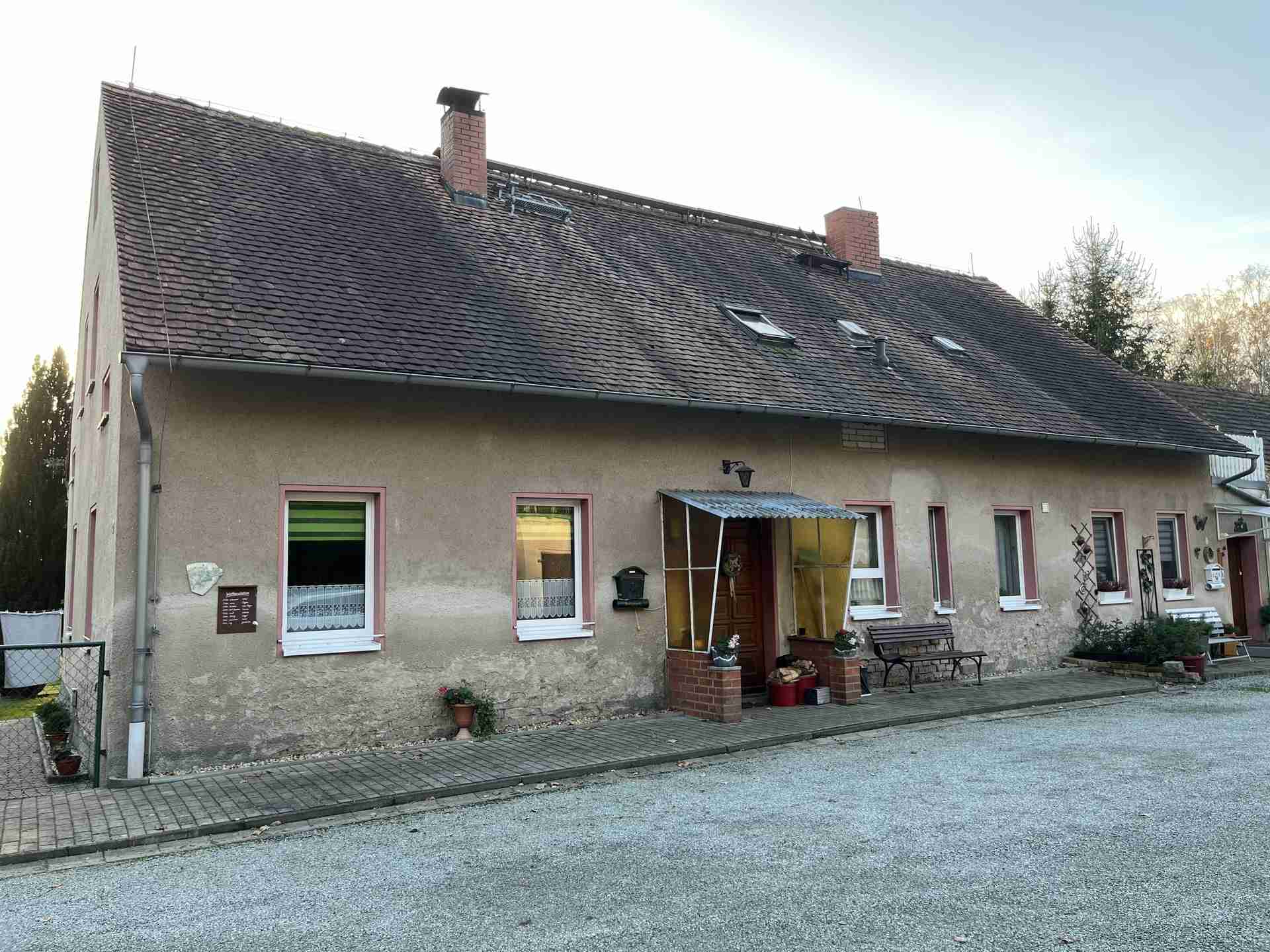 Zweifamilienhaus in idyllischer Landschaft mit einem Hektar Land