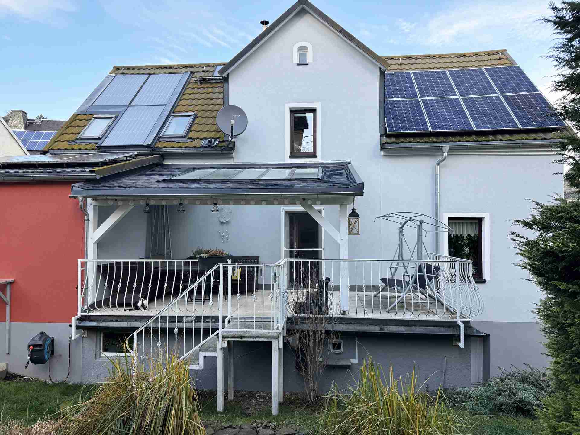 Einfamilienhaus mit Solar- und Photovoltaikanlage sowie Pelletheizung in naturnaher Umgebung
