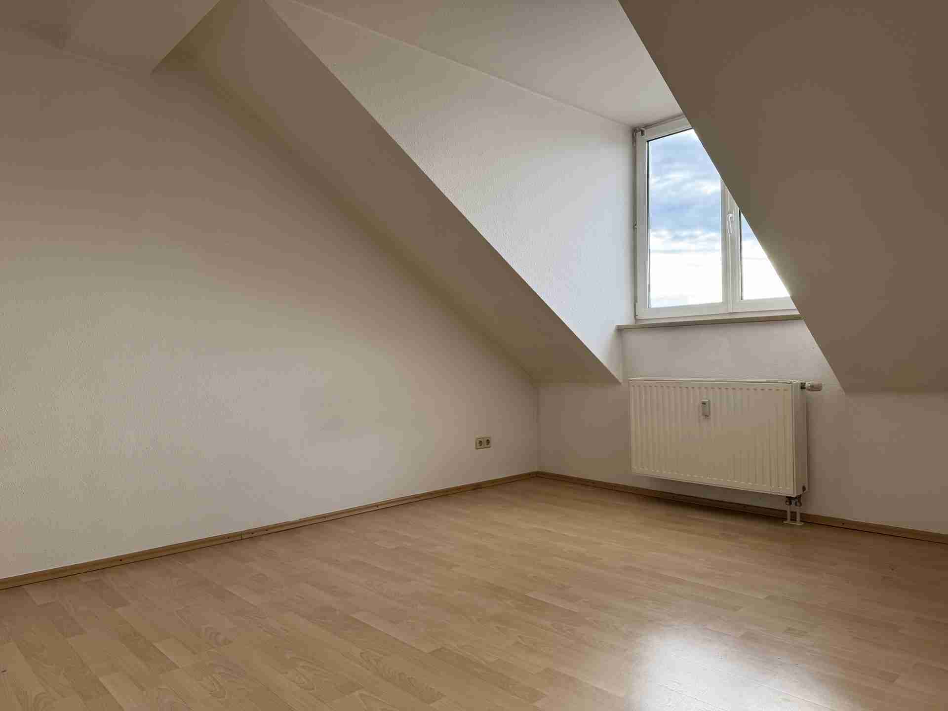 *1 Monat Nebenkostenfrei* WG geeignet: Stilvolle Dachgeschosswohnung mit Einbauküche im historischem Altbau