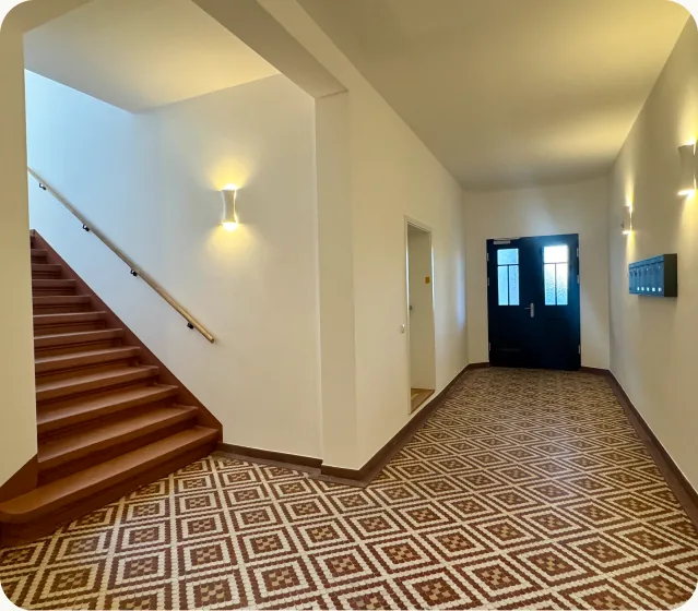 Saniertes Treppenhaus mit Mosaikboden