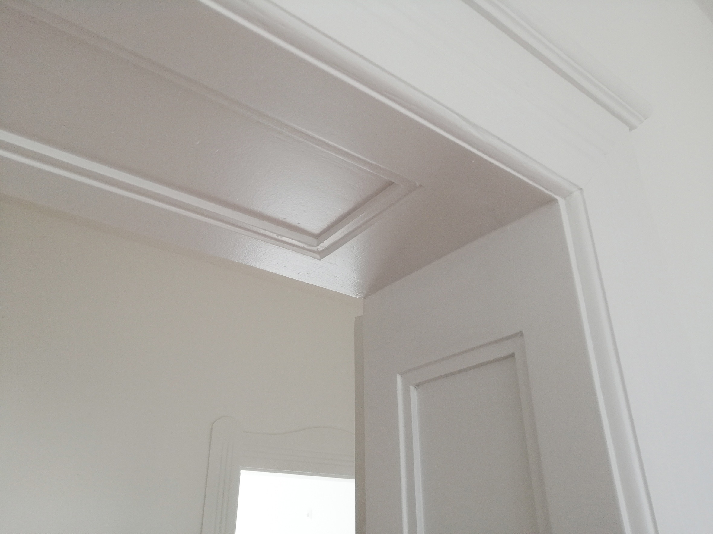 Wohnzimmer mit Altbauelementen