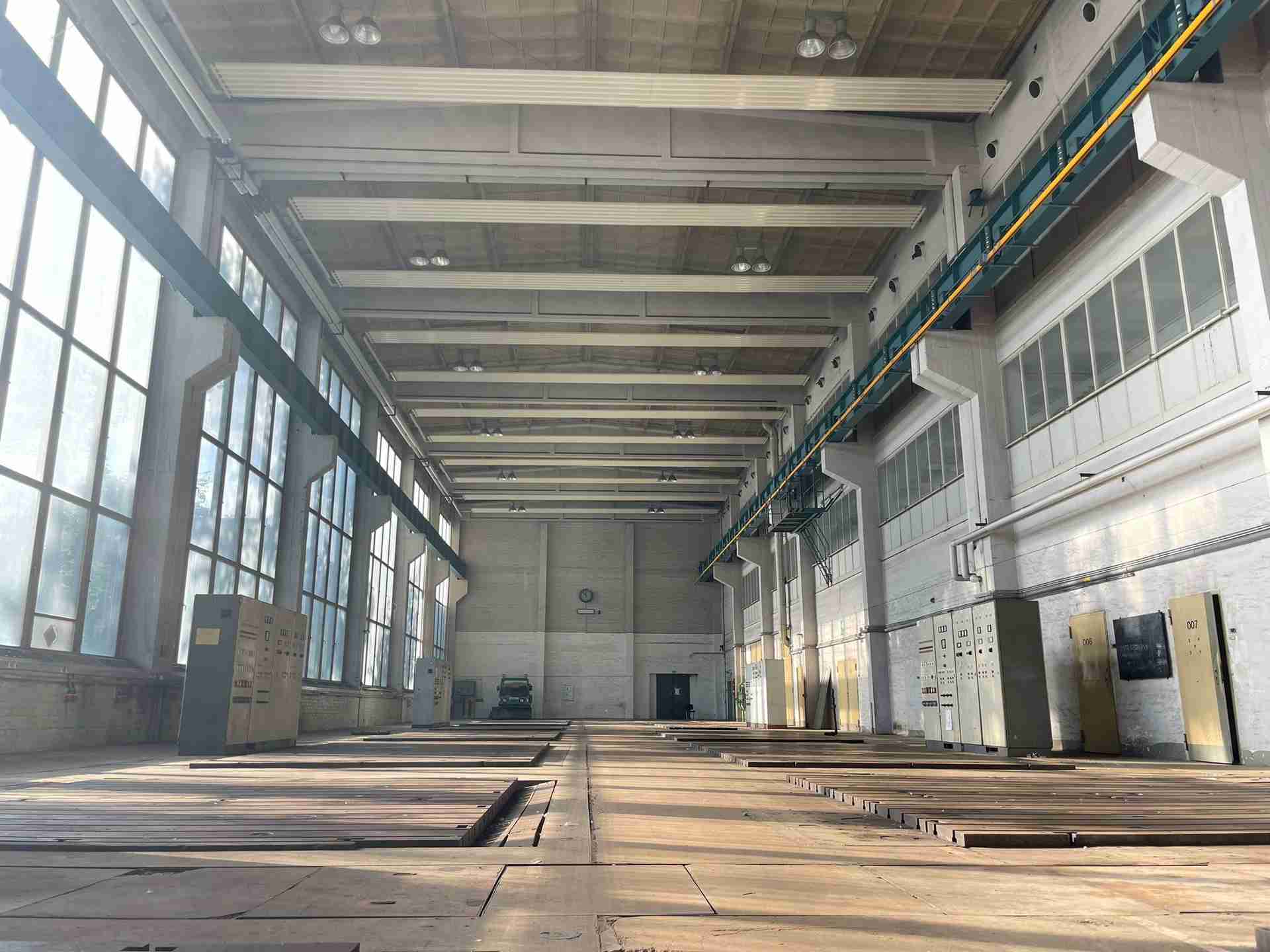 Vielseitige Industriehalle mit Krananlage und Büroflächen