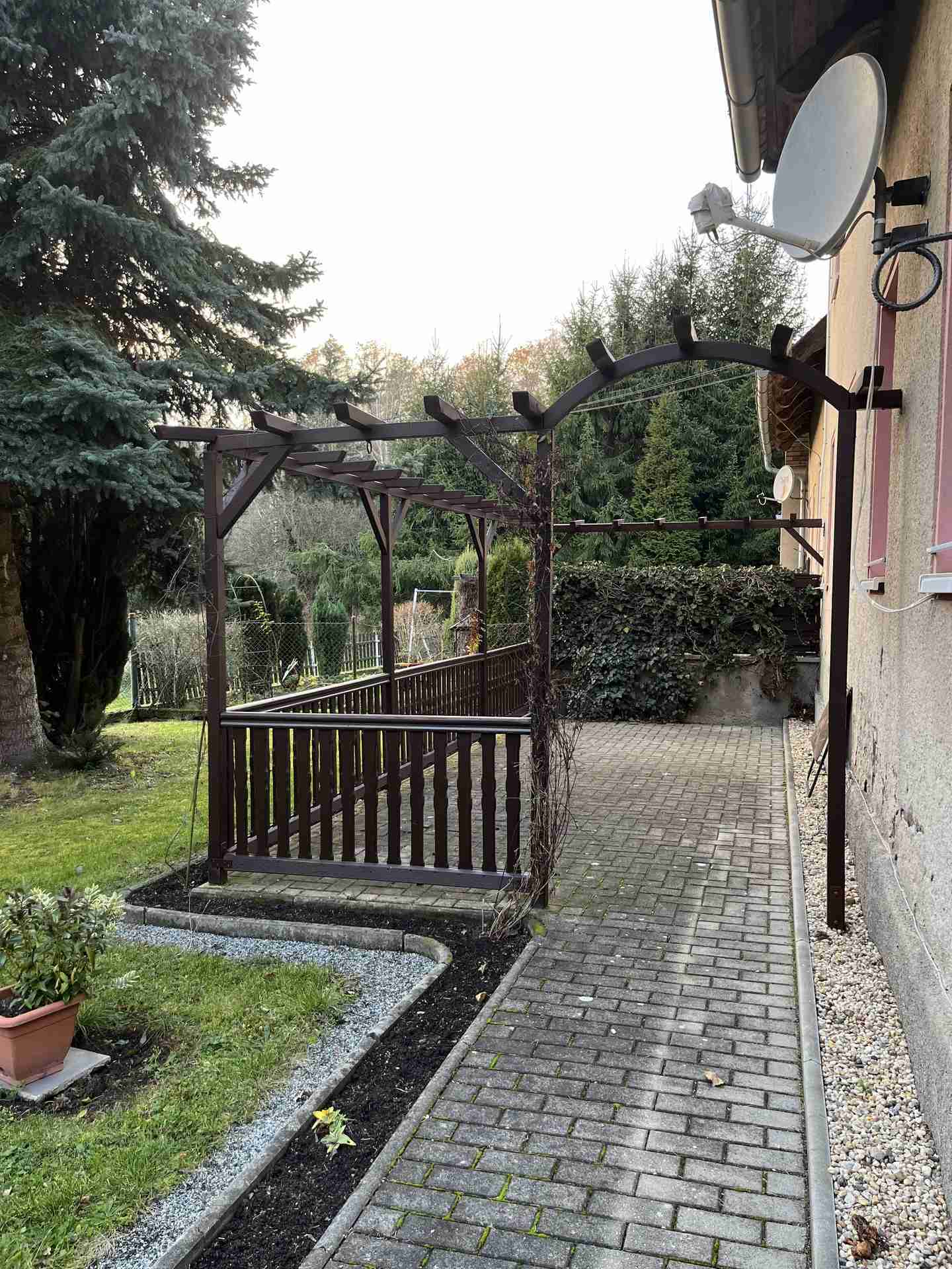 Zweifamilienhaus in idyllischer Landschaft mit einem Hektar Land