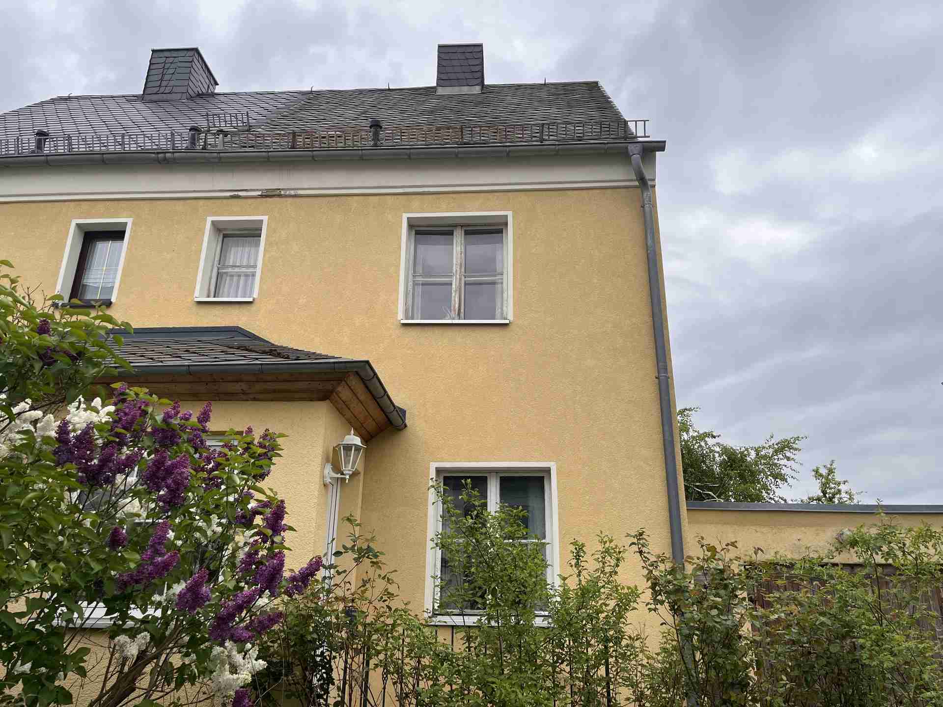 Chemnitz-Bernsdorf: Doppelhaushälfte mit Garage und hauseigenem Garten