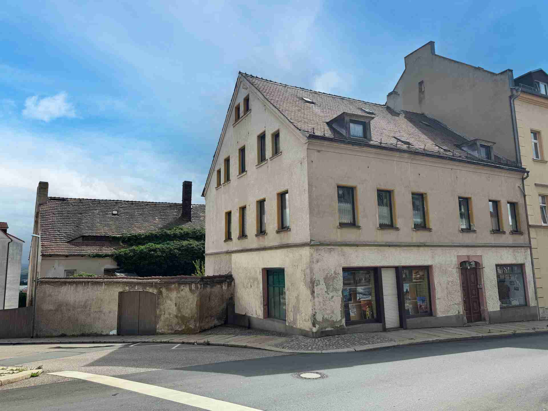 Charmantes Dreiparteienhaus mit großem Grundstück und Entwicklungspotenzial