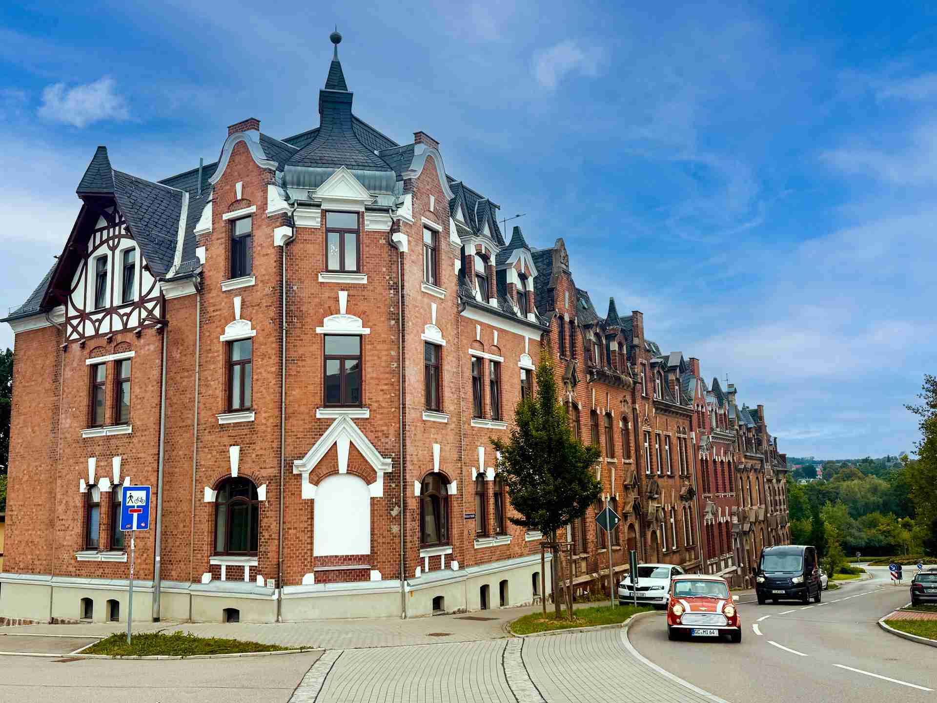 Sicher vermietet & modernisiert: Mehrfamilienhaus in Crimmitschau mit Ausbaureserve im Dachgeschoss