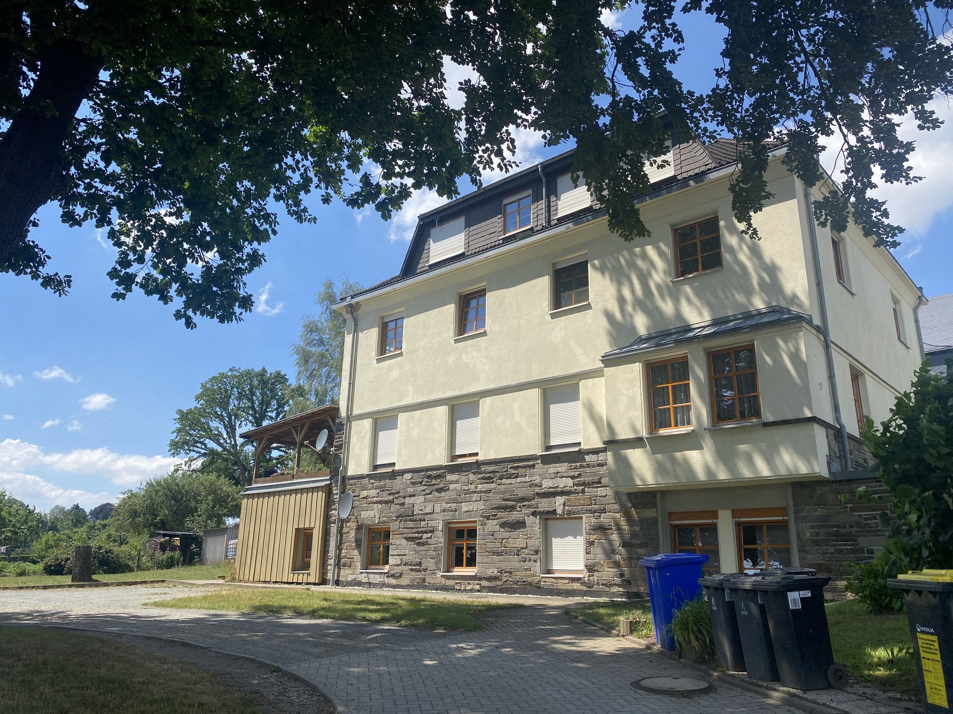 Vollvermietetes Mehrfamilienhaus inklusive Bauplatz in Oberlungwitz