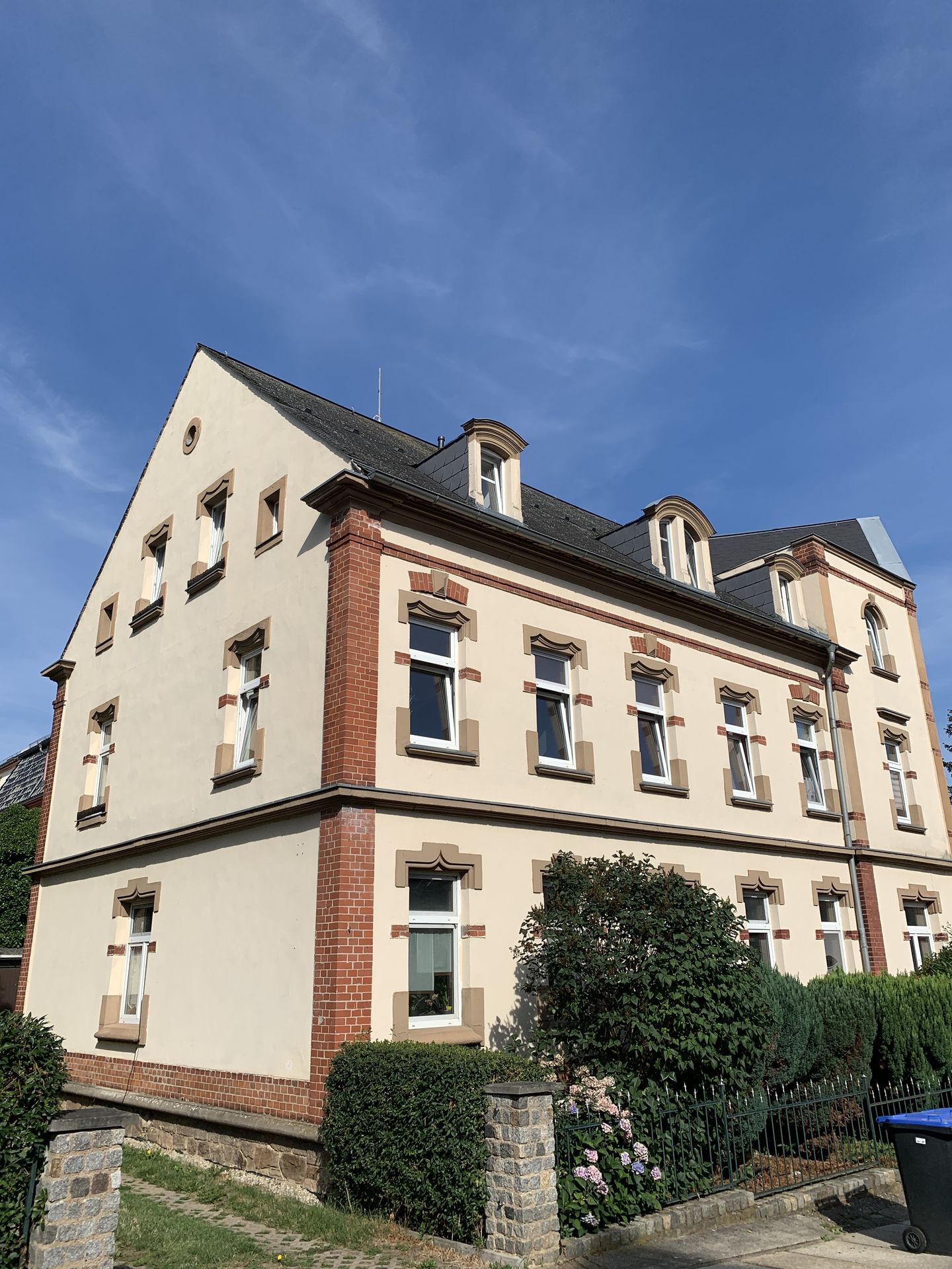 Charmantes Mehrfamilienhaus mit Garagen in Geringswalde