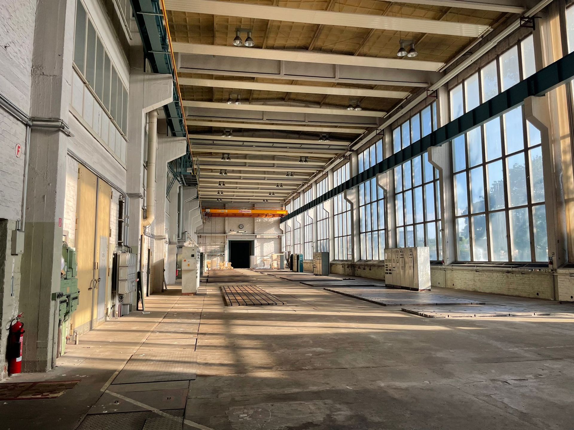 Vielseitige Industriehalle mit Krananlage und Büroflächen
