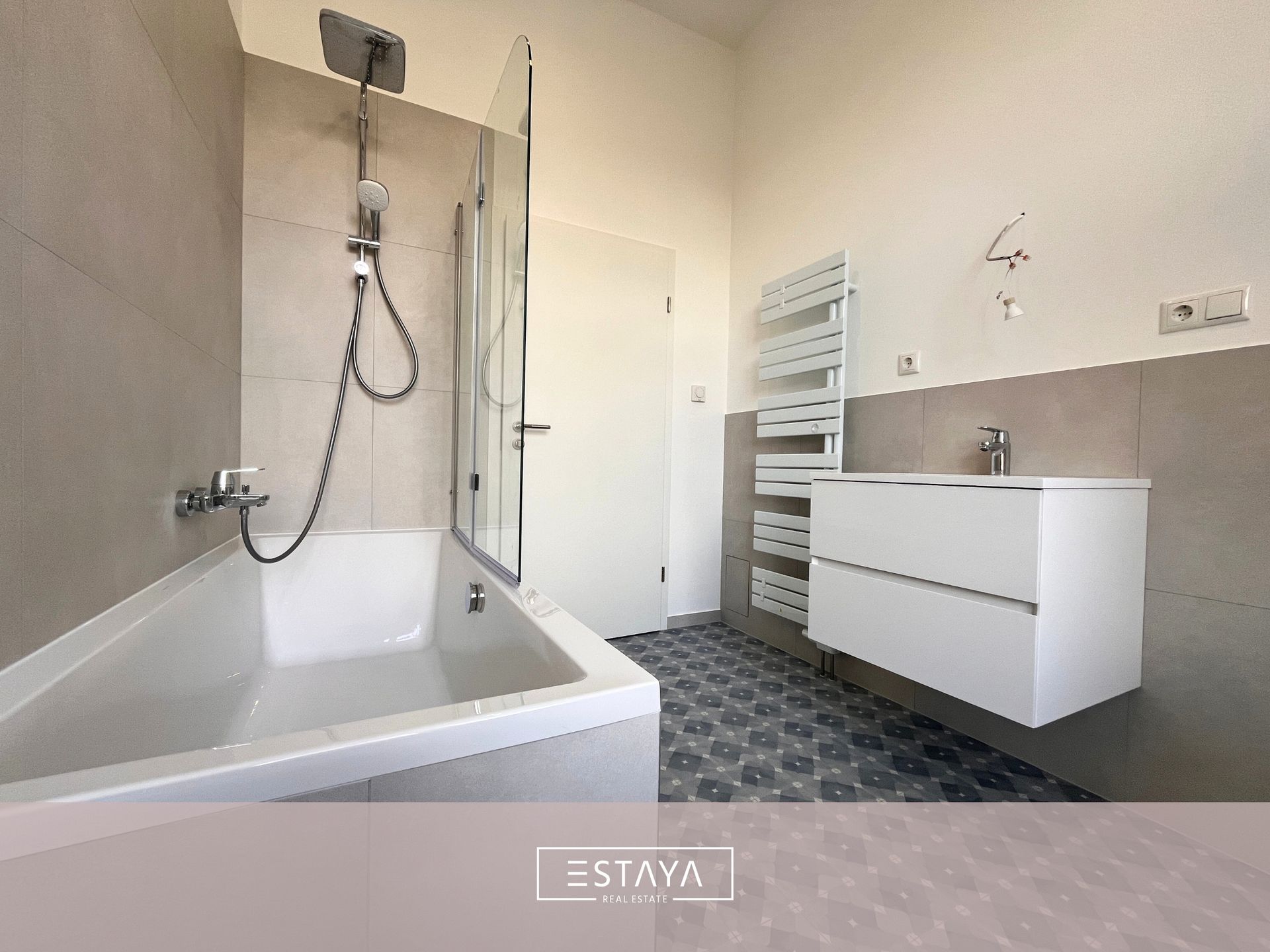 Erstbezug: 4,5-Zimmer-Wohnung mit 40 qm Dachterrasse und hochwertiger Badausstattung